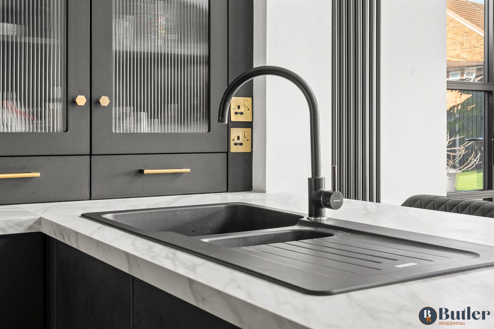 3 bed end of terrace house for sale in Jubilee Road, Stevenage 6