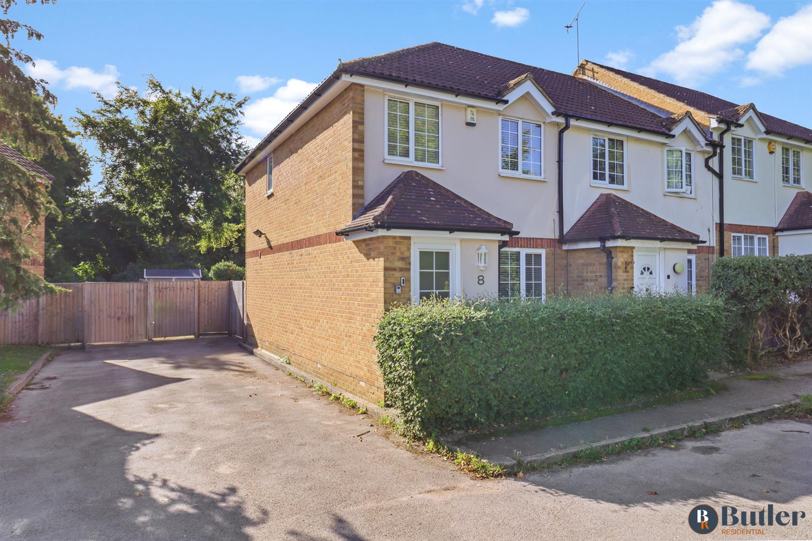 3 bed end of terrace house for sale in Chagny Close, Letchworth Garden City, SG6