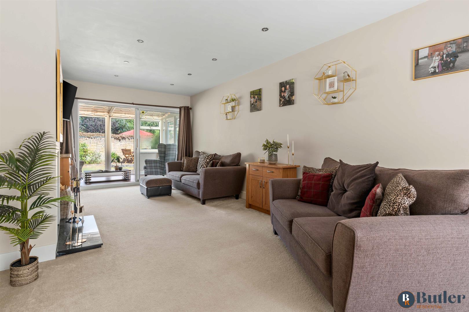 5 bed detached house for sale in Springfield Close, St. Neots  - Property Image 3