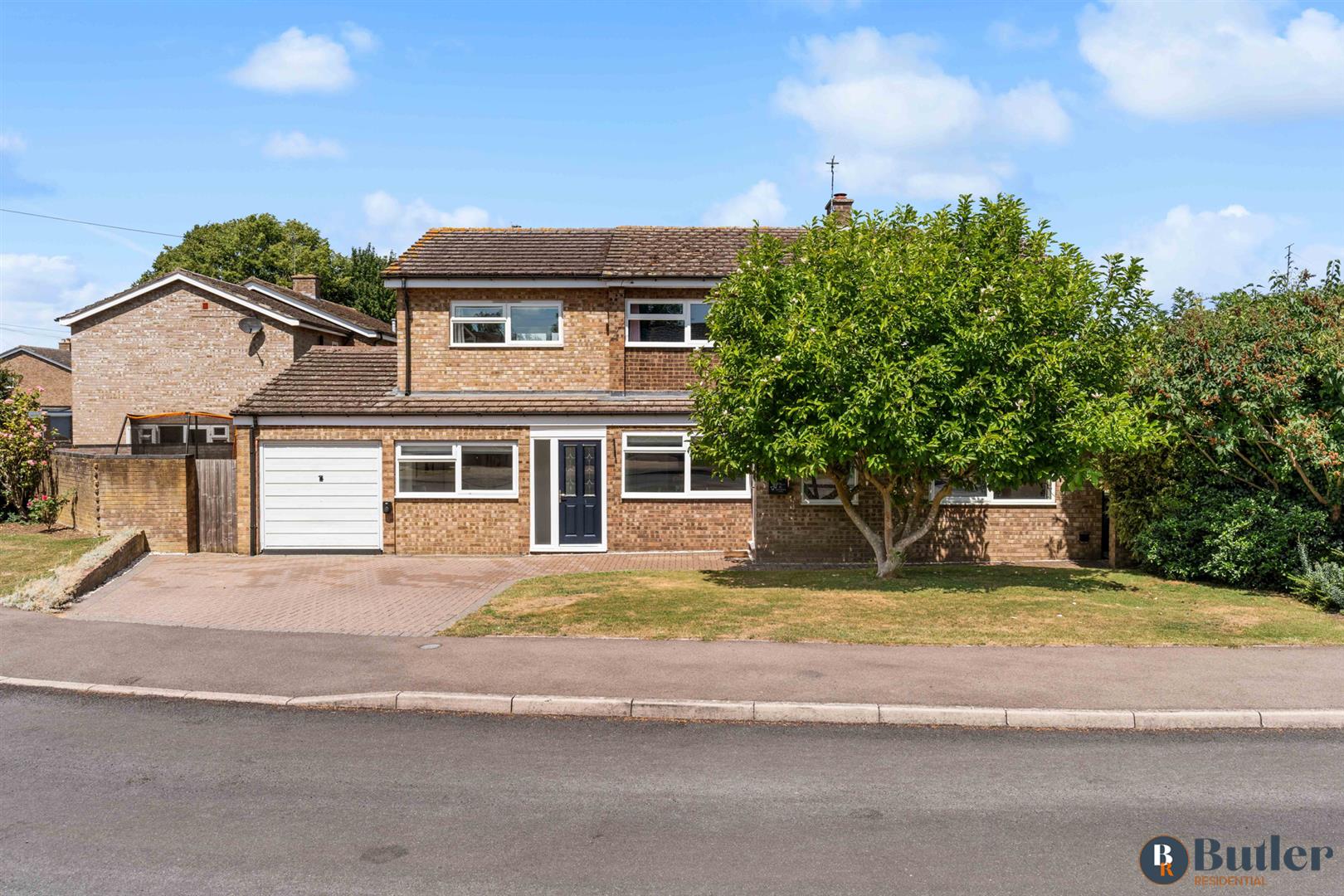5 bed detached house for sale in Springfield Close, St. Neots  - Property Image 1