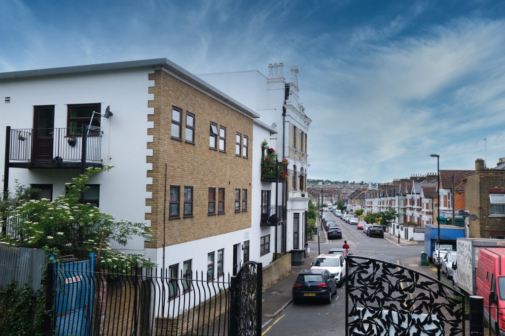 1 bed flat to rent in Laleham Road, Catford - Property Image 1