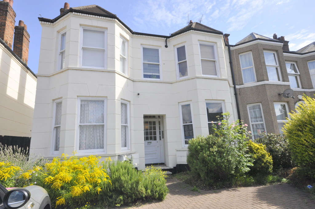 Flat to rent in Hither Green Lane, Hither Green - Property Image 1