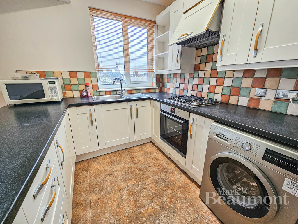 3 bed terraced house to rent in Embleton Road, Ladywell 6