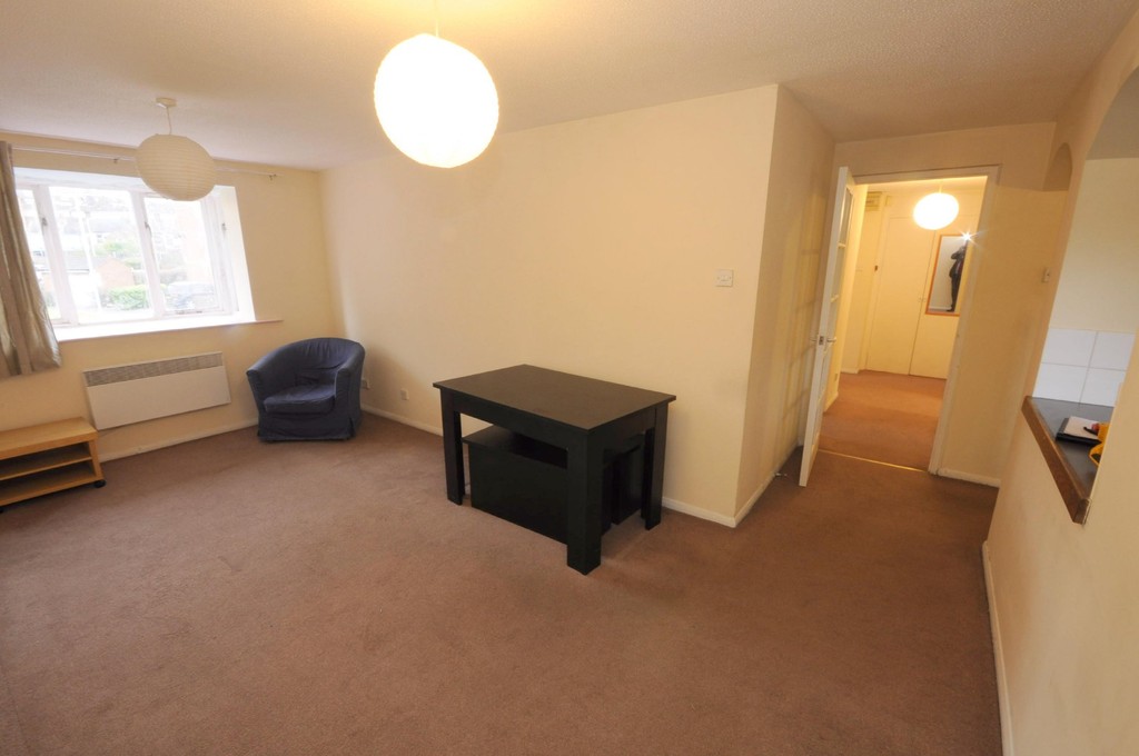 2 bed flat to rent in Armoury Road, Deptford 1