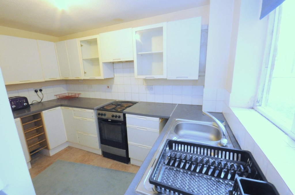2 bed flat to rent in Armoury Road, Deptford 2