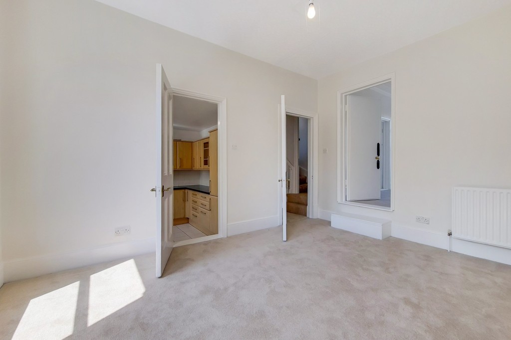 4 bed maisonette for sale in Halesworth Road, Lewisham 5