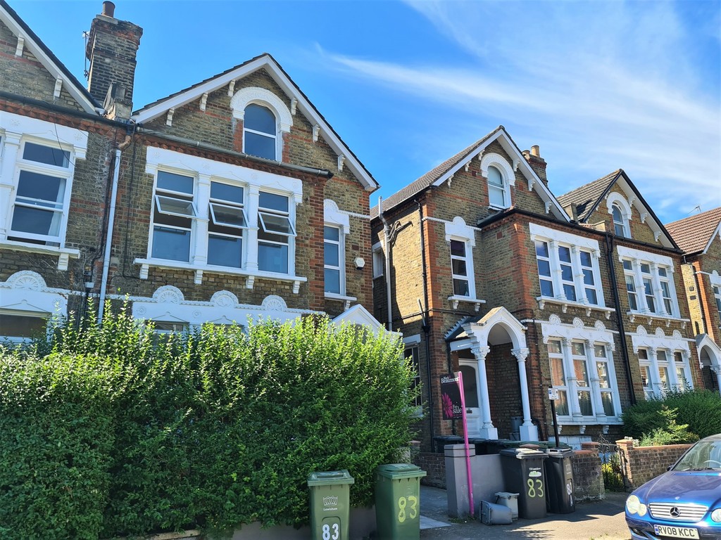 3 to 4 bedroom split level maisonette for sale. Accommodation arranged over 2 full floors of this massive house. Section of garden. A massive 1177 ft2 of space. Supurb for Lewisham Stn. No Chain.