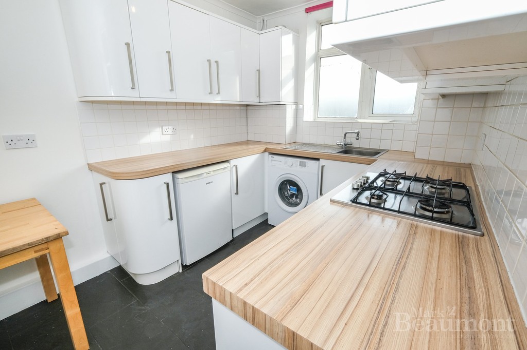 2 bed flat to rent in Wickham Road, London 2