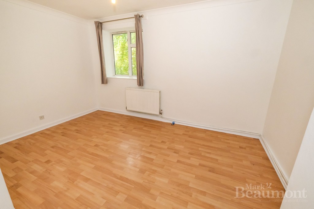 2 bed flat to rent in Wickham Road, London 4