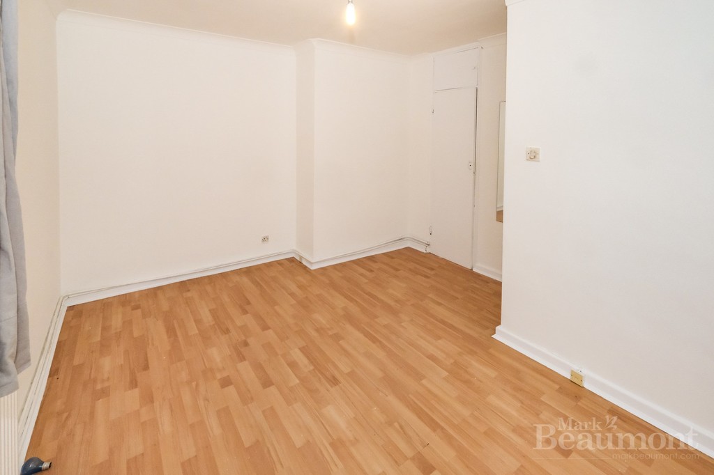 2 bed flat to rent in Wickham Road, London 5