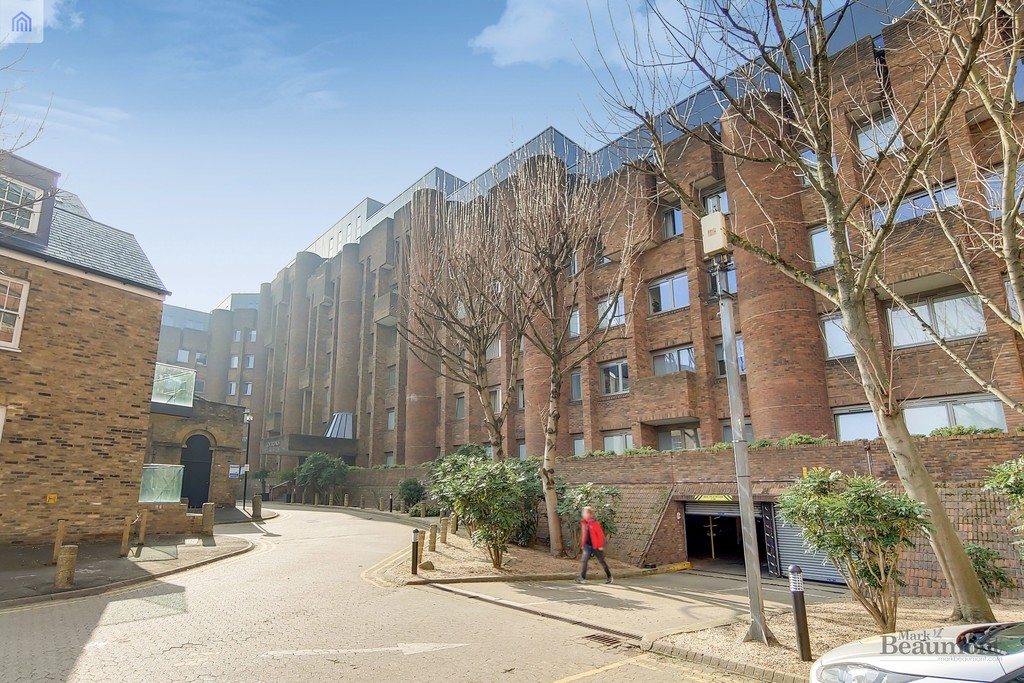 Elegant and exciting studio apartment with a balcony and roof garden. Stunning development, very close to Lewisham Station and DLR. Elevator and stunning south facing views from the 3rd floor.  Its like a smart hotel suite. Part furnished, WIFI included.