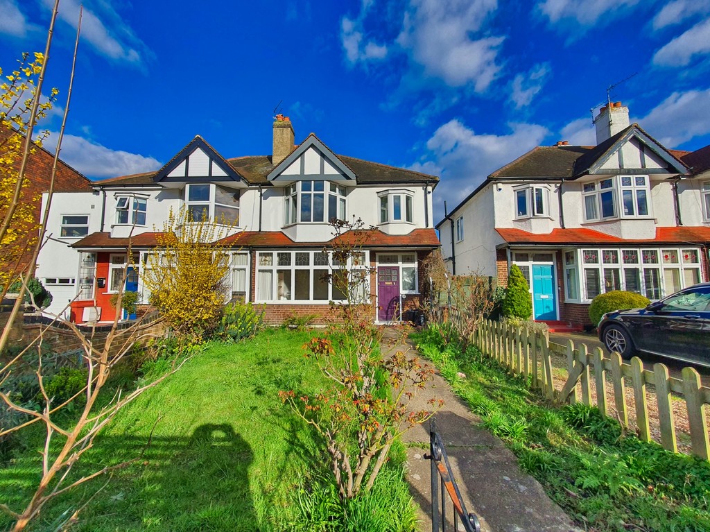 Large family house for sale with a large garden in a great (and little known) cul-de-sac which is located midway between Hither Green and Lewisham Station. Available now.