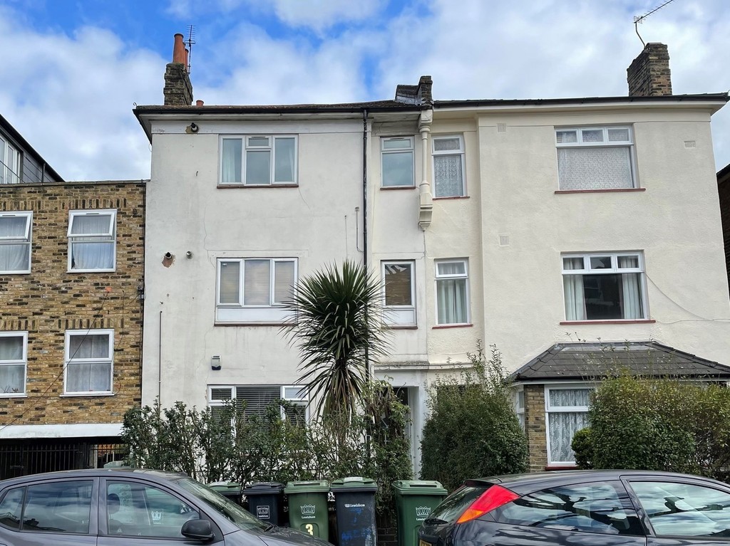 A project or investment flat for sale. Well located for Lewisham High Street and Hither Green. This is a top floor Victorian conversion flat. No chain.