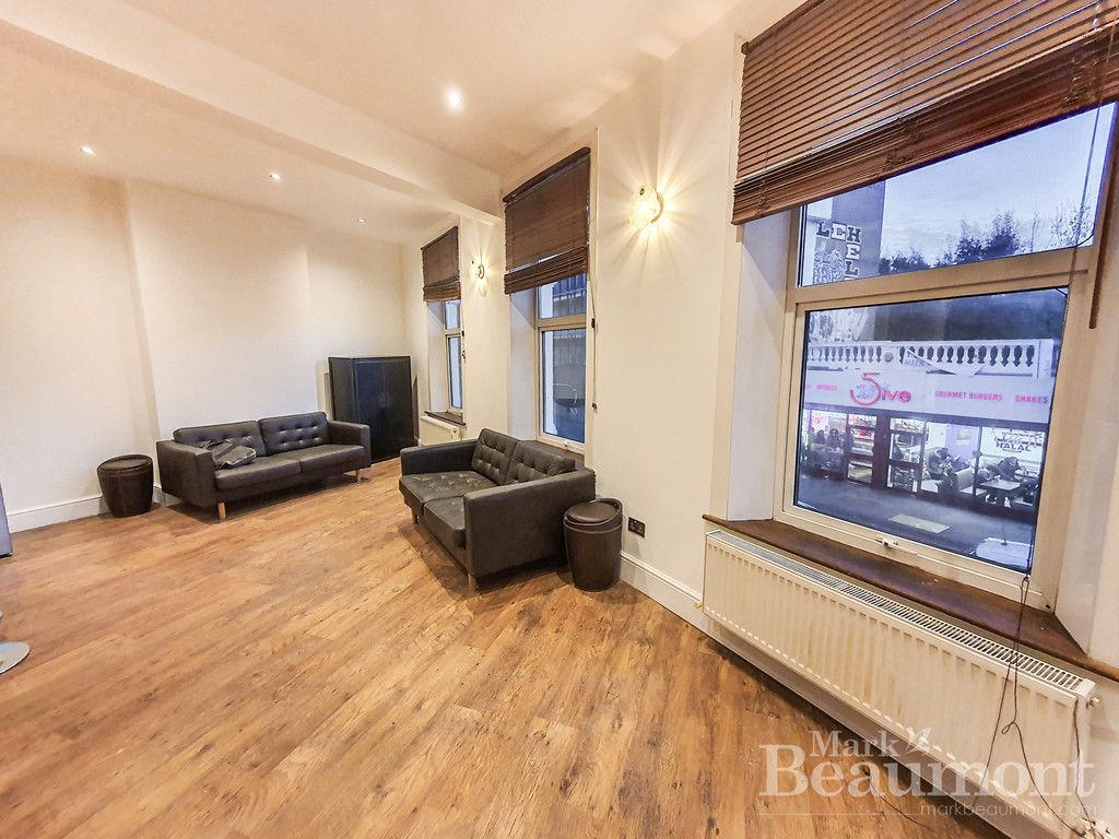 LET SIMILAR PROPERTY REQUIRED.
Large split level flat.  Arranged over two floors, so it is like a house, with a big living room and kitchen with a modern shower room. Located in central SE13, supurb for transport and just down the hill from Blackheath. Available now.