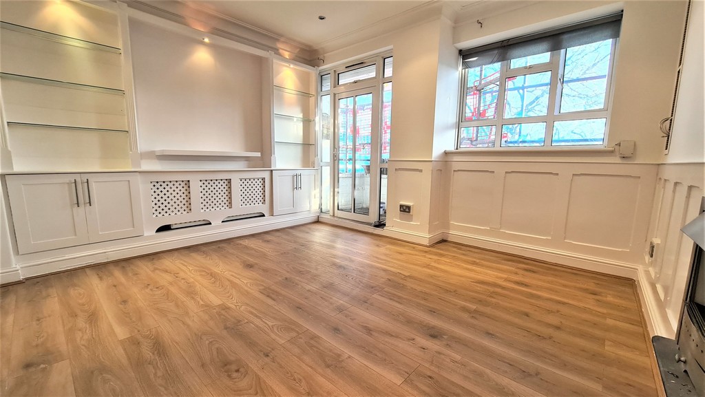 3 bed apartment to rent in Kingswood Estate, London 3