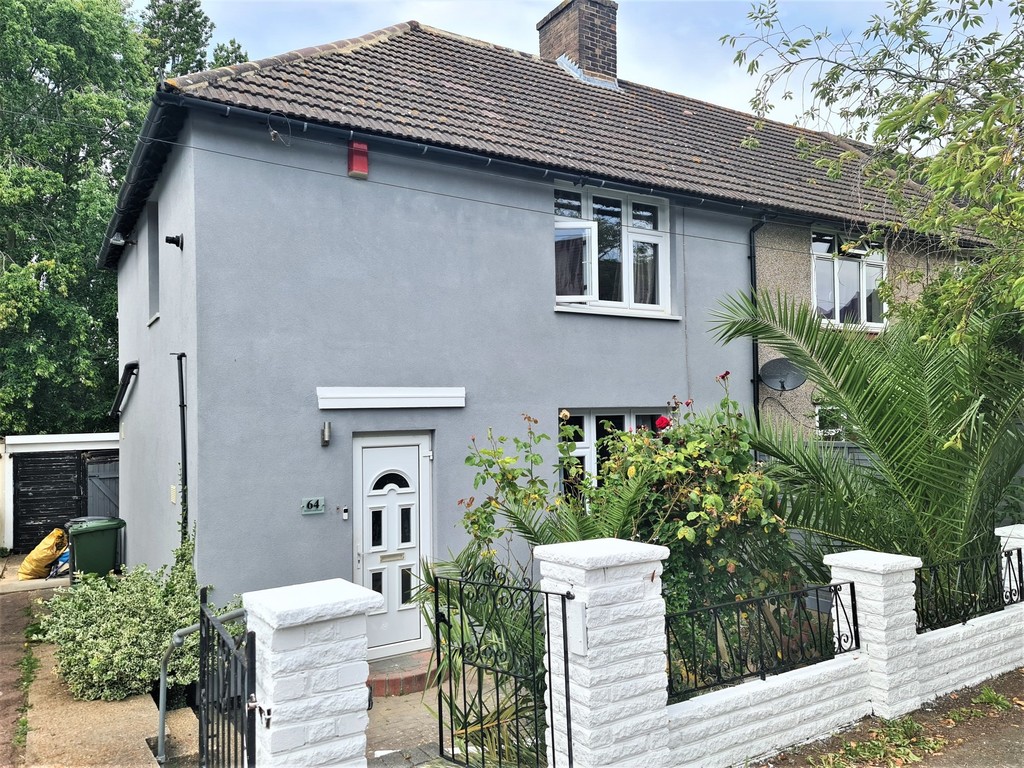 Semi-detached house. 3 Bedrooms, Living room and kitchen diner. Conservatory. Garage and a garden which backs onto Chinbrook Meadows. #AskBeaumont