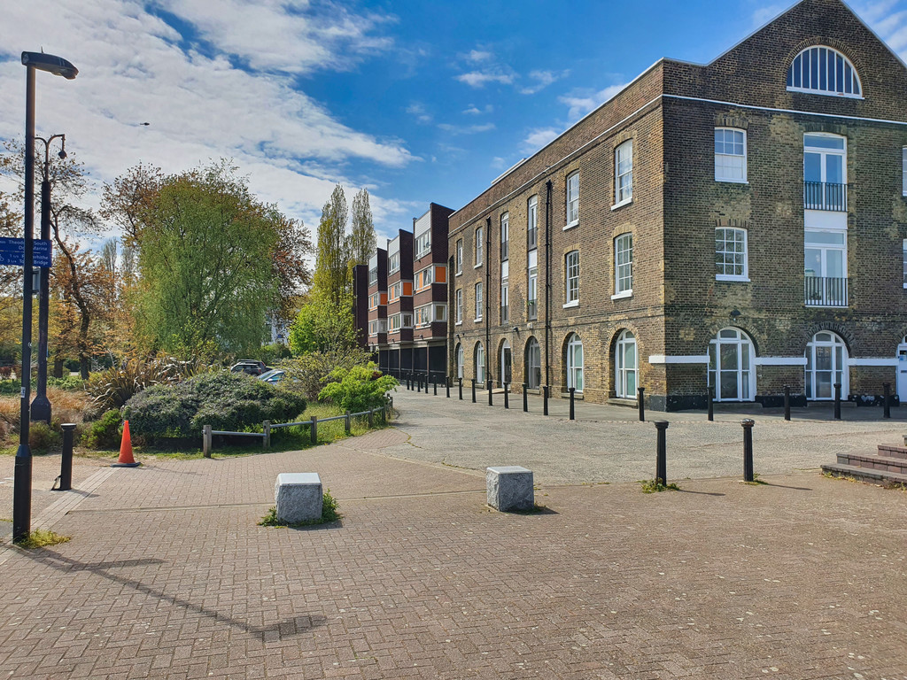1 bed apartment to rent in Foreshore, London 13