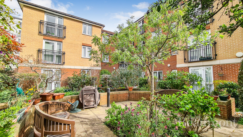 Over 55's/60's Retirement Flat. Second floor with a lift. Sunny West facing and overlooking the garden.  Well maintained block. Located in between Lewisham High Street and Ladywell.