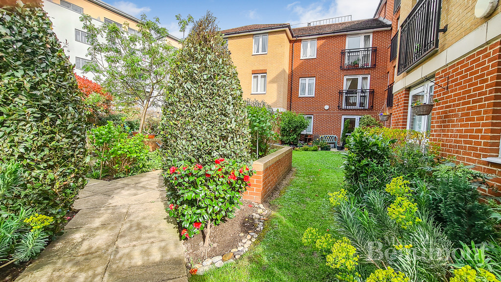 For Sale By Online Auction. Starting Bids £140,000. Terms and Conditions Apply.
Over 60's Retirement Flat. Second floor with a lift. Sunny West facing and overlooking the garden.  Well maintained block. Located in between Lewisham High Street and Ladywell.
