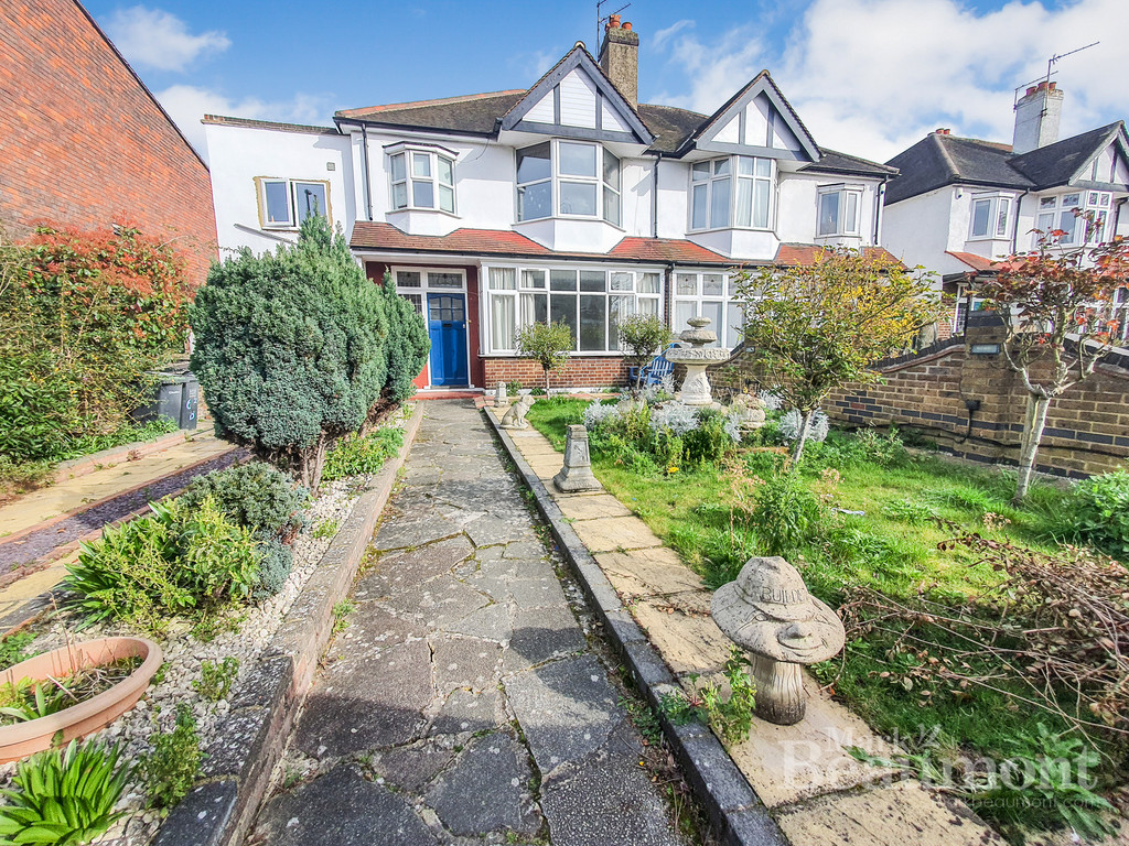 A rather large one bedroom garden flat with direct access to a large garden, parking for 2 cars plus a garage in a desirable cul-de-sac. Available now.