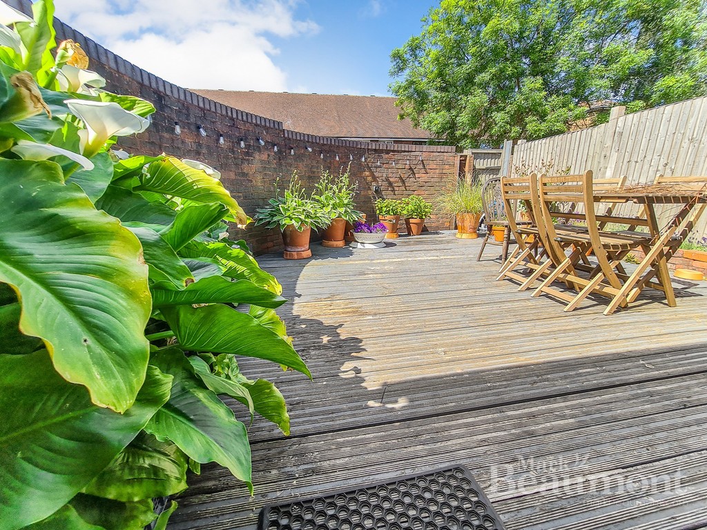 4 bed end of terrace house for sale in Radnor Road, London 12