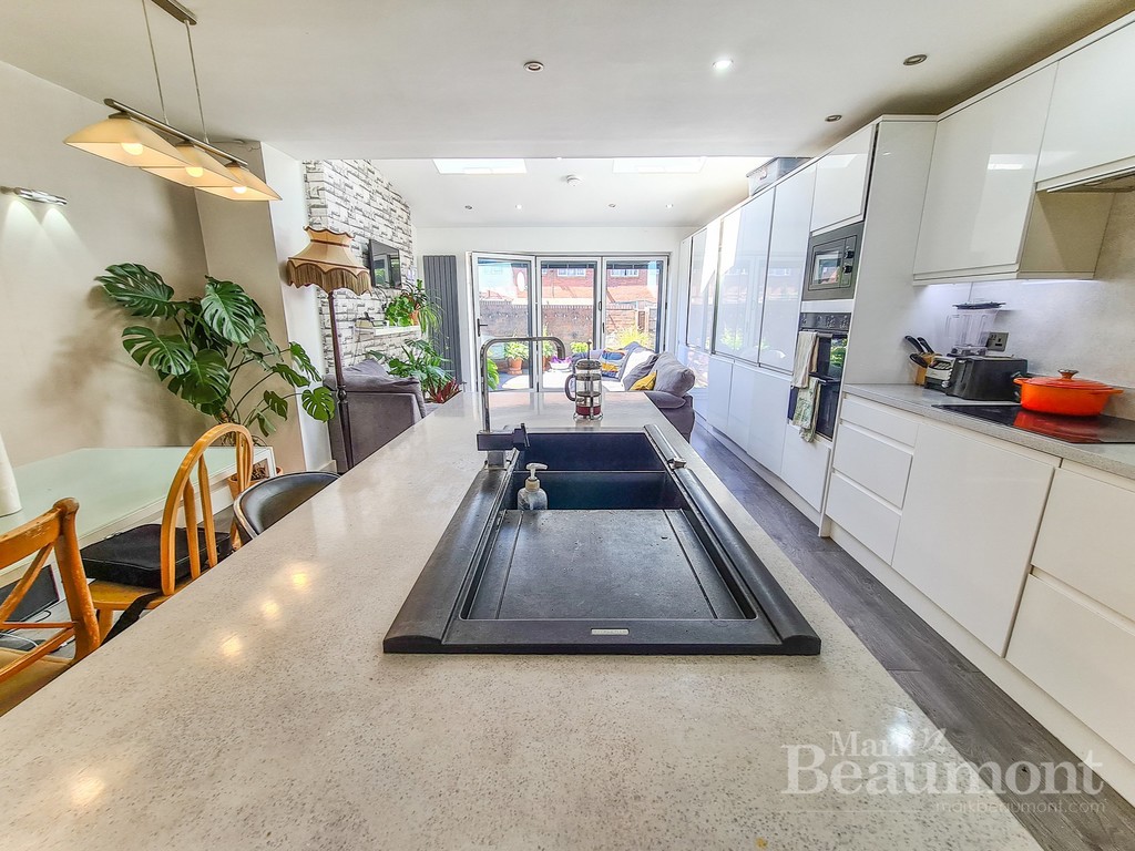 4 bed end of terrace house for sale in Radnor Road, London  - Property Image 3