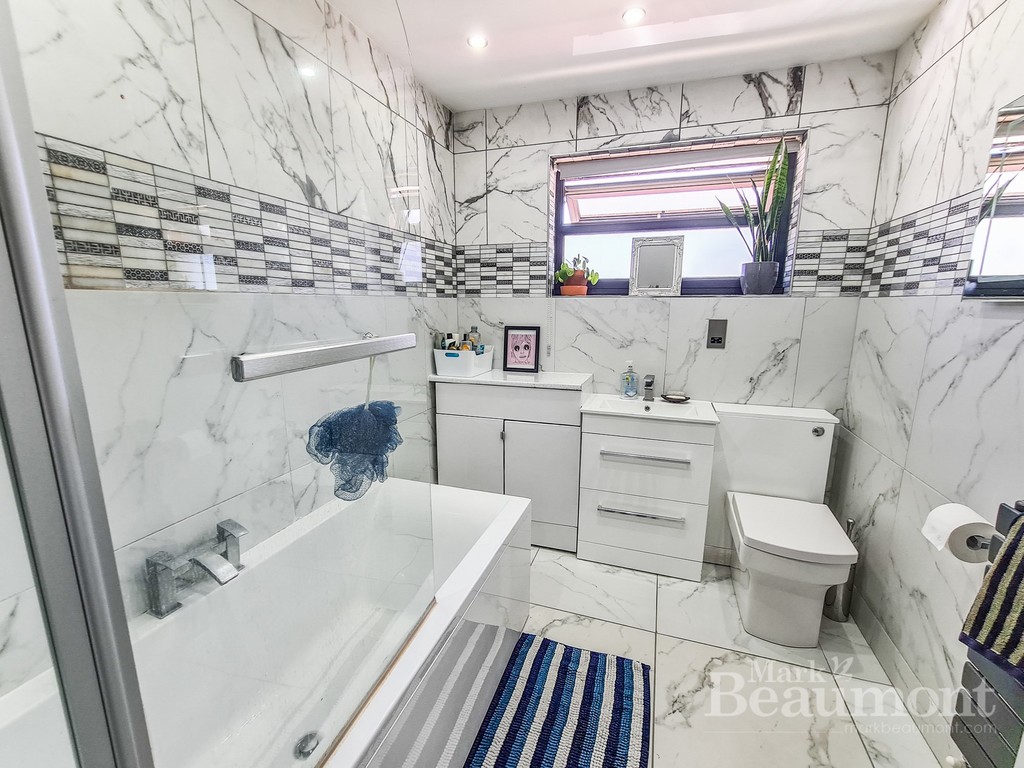 4 bed end of terrace house for sale in Radnor Road, London 8
