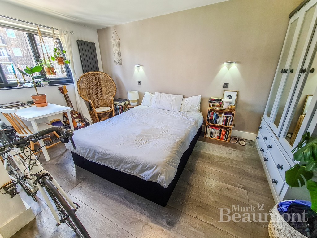 4 bed end of terrace house for sale in Radnor Road, London 5