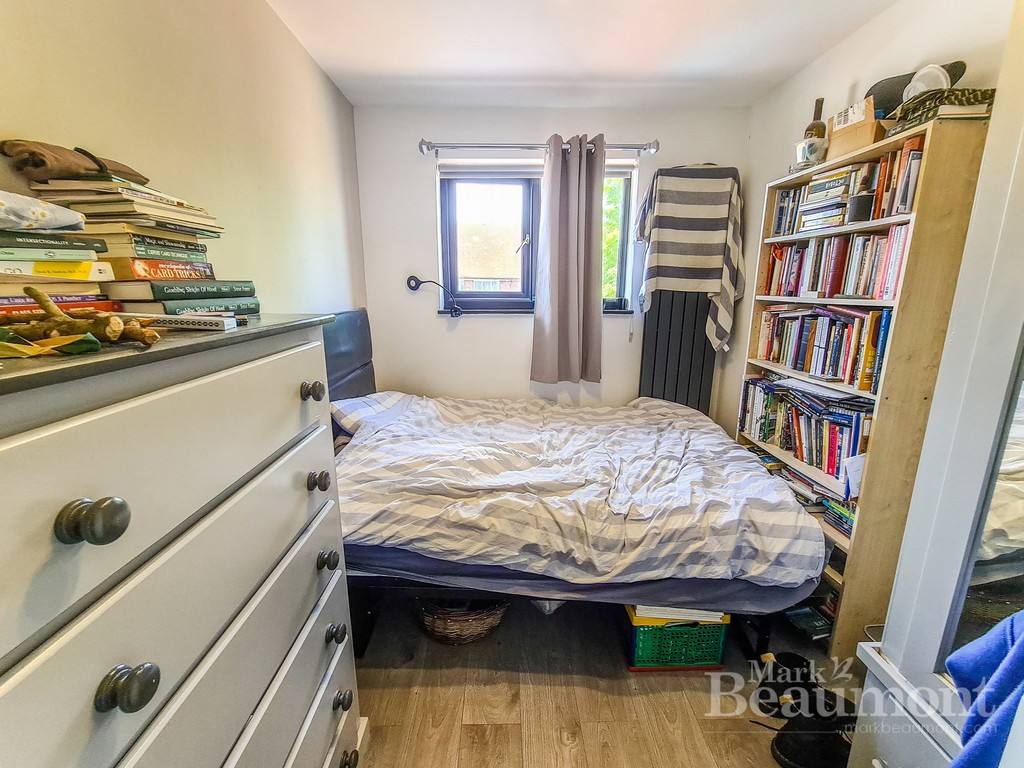 4 bed end of terrace house for sale in Radnor Road, London 6