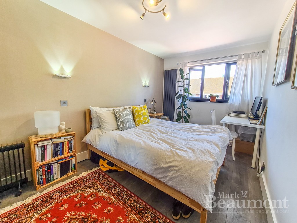 4 bed end of terrace house for sale in Radnor Road, London 4