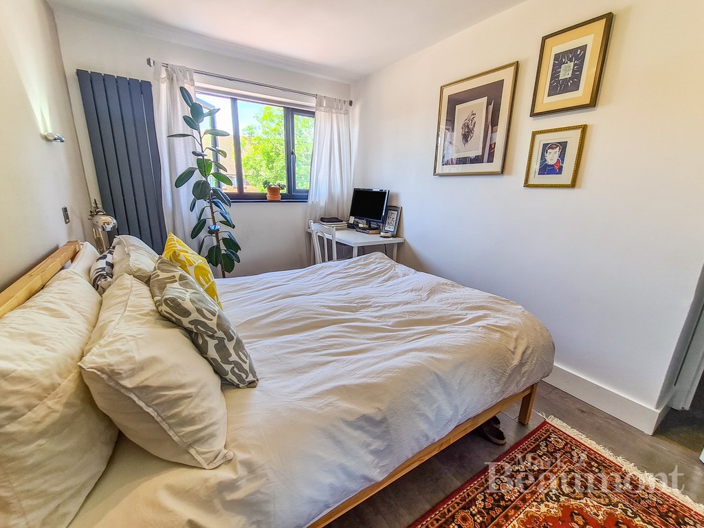 4 bed end of terrace house for sale in Radnor Road, London 9