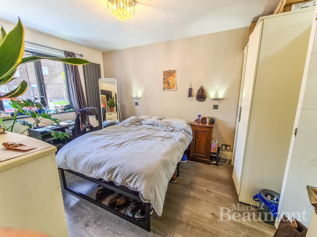 4 bed end of terrace house for sale in Radnor Road, London 7
