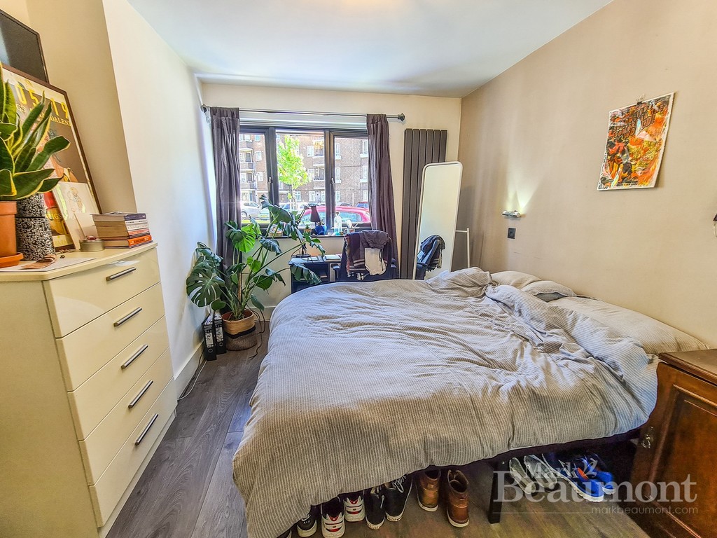 4 bed end of terrace house for sale in Radnor Road, London 10
