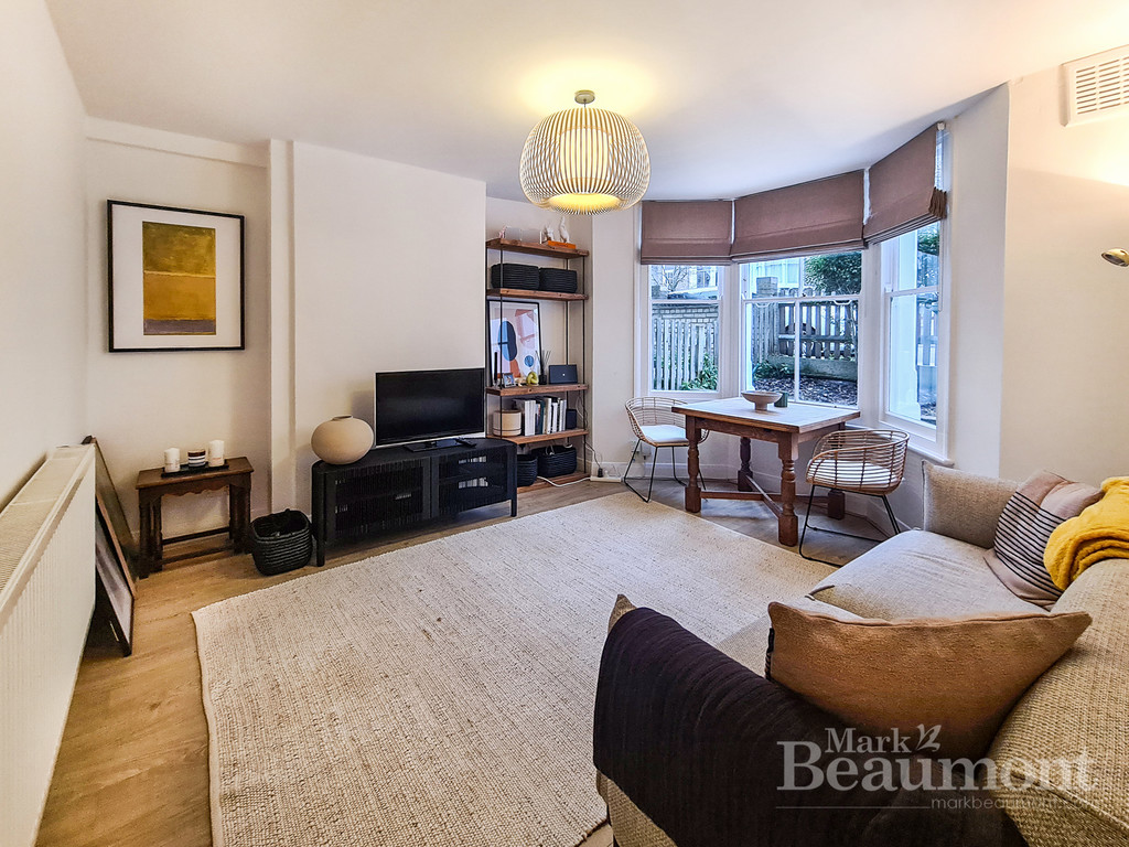 Smart one bedroom garden flat. Located in the Hatcham Park conservation area, New Cross.  This beautiful and central flat  must be seen, we have keys to show you around and the flat is chain free. Take a look. #AskBeaumont