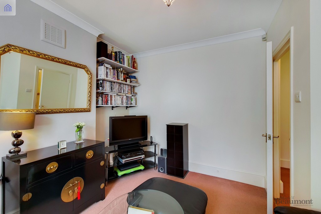 1 bed ground floor flat for sale in Ringstead Road, London 1