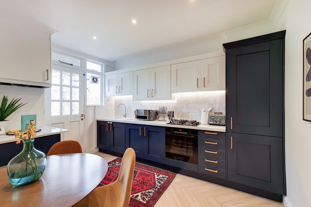 3 bed apartment for sale in Selwyn Court, London 2