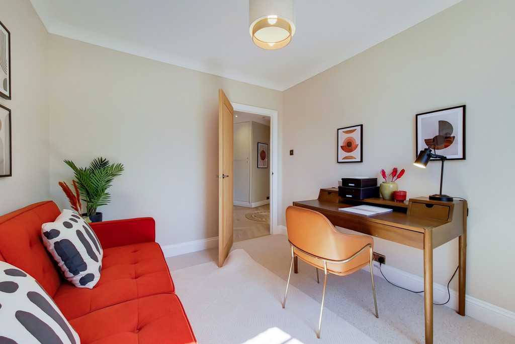 3 bed apartment for sale in Selwyn Court, London 4