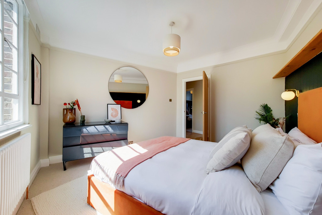 3 bed apartment for sale in Selwyn Court, London 7