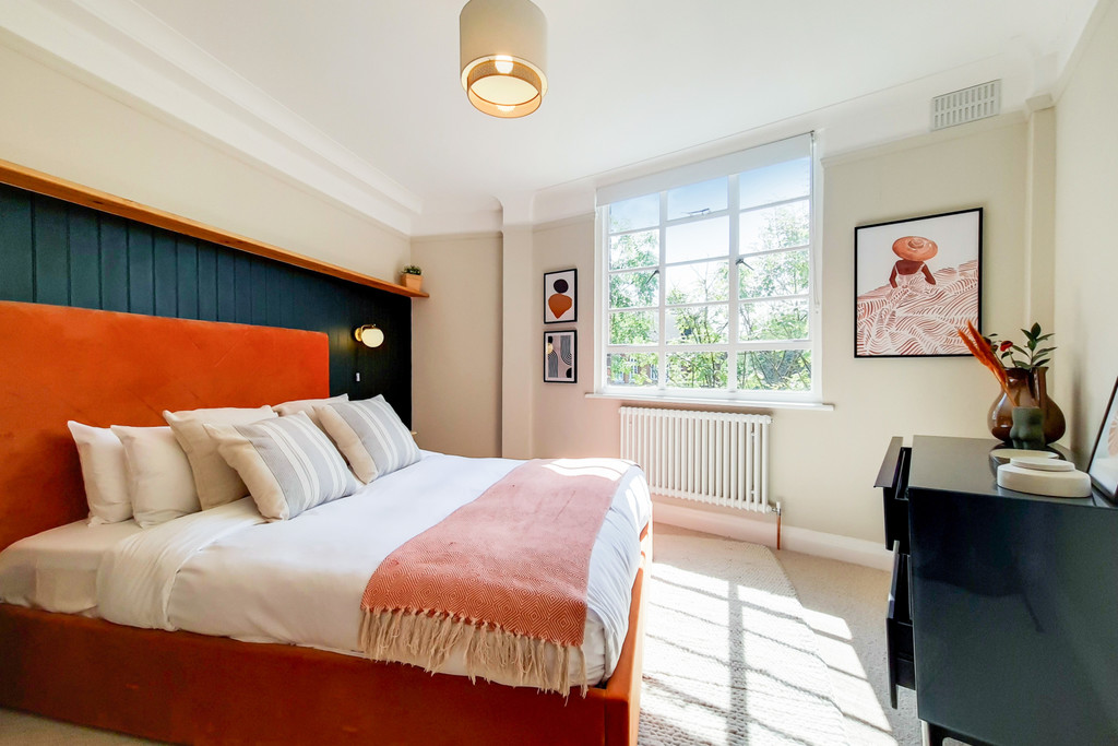 3 bed apartment for sale in Selwyn Court, London 8