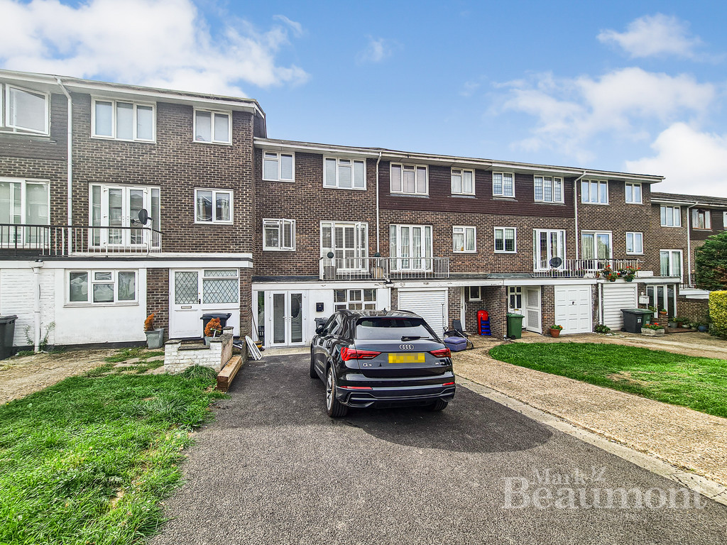 4 to 5 bedroom town house.  Located in a cul-de-sac on the North side of Bromley. 2 Bathrooms, cloakroom, big driveway, rear garden. Ravensbourne Station 0.6 Mile. No chain.