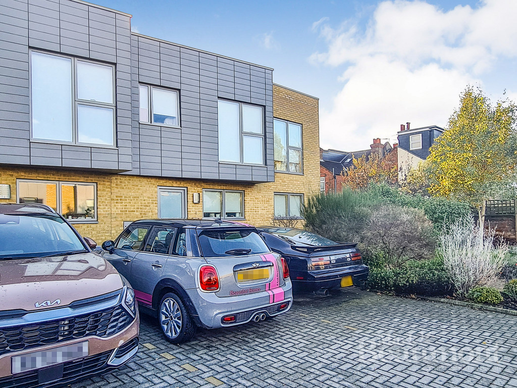 New to the market: Modern house to let. Three bedrooms, an open plan living area, a modern stylish kitchen and bathroom plus shower en-suite. Parking for one car. Private garden - south facing. Very good transport. #AskBeaumont