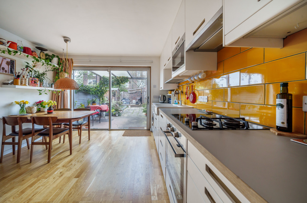 Four bedroom town house for sale in a family orientated wide and tree lined cul-de-sac. Half a mile walk from Hither Green Station and 0.6 to Lewisham Station and DLR. Well presented and ready to move into.