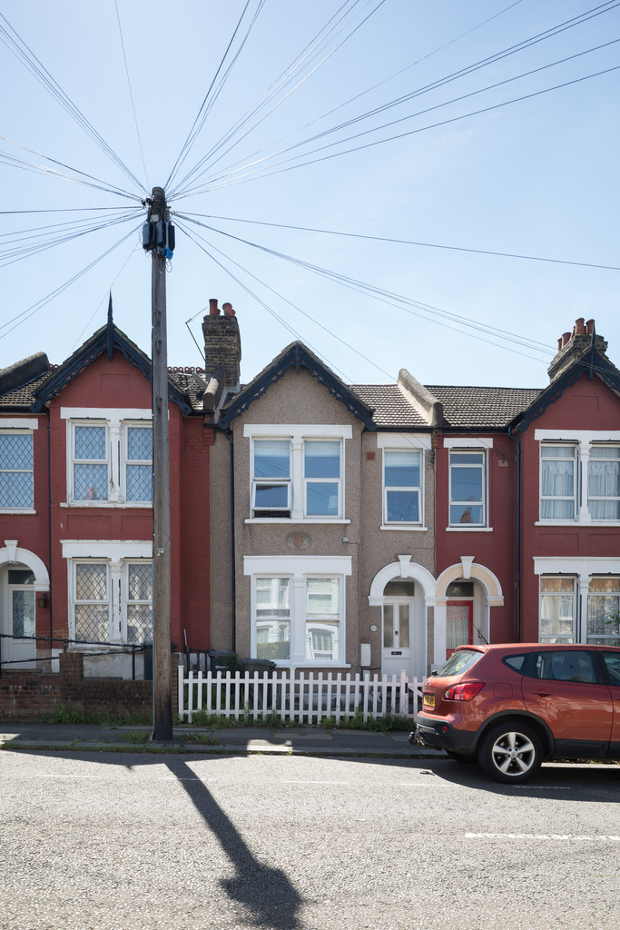 2 bed ground floor flat to rent in Mount Pleasant Road, London 14