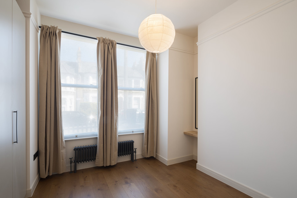 2 bed ground floor flat to rent in Mount Pleasant Road, London 9