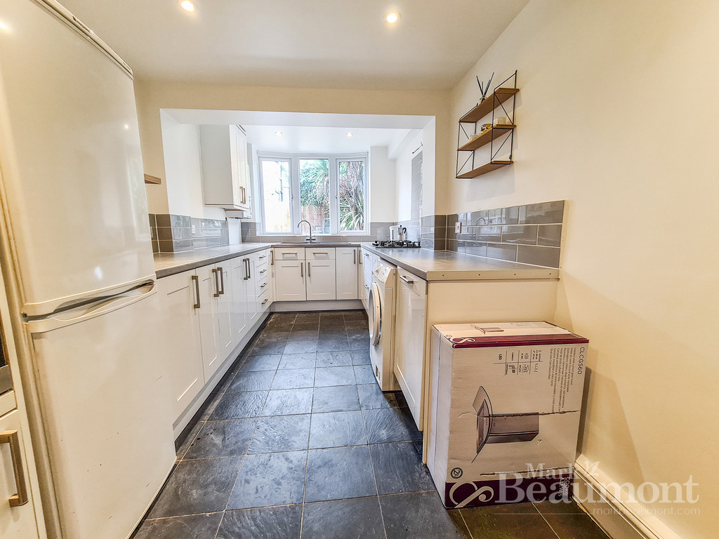 3 bed terraced house for sale in Harvard Road, Hither Green  - Property Image 11