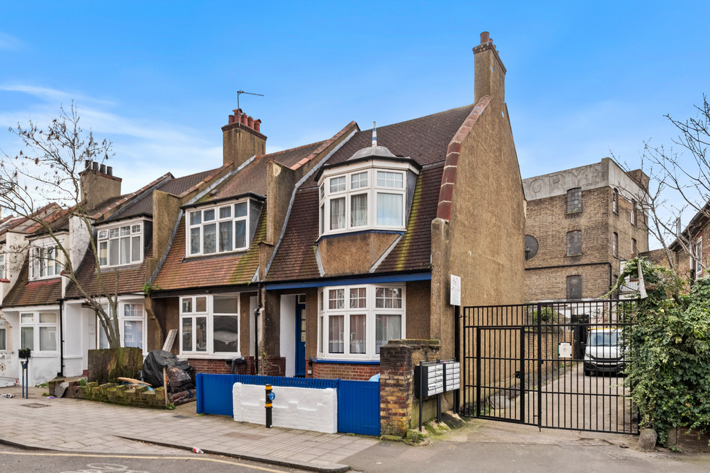 3 bed end of terrace house for sale in Whitburn Road, London 15