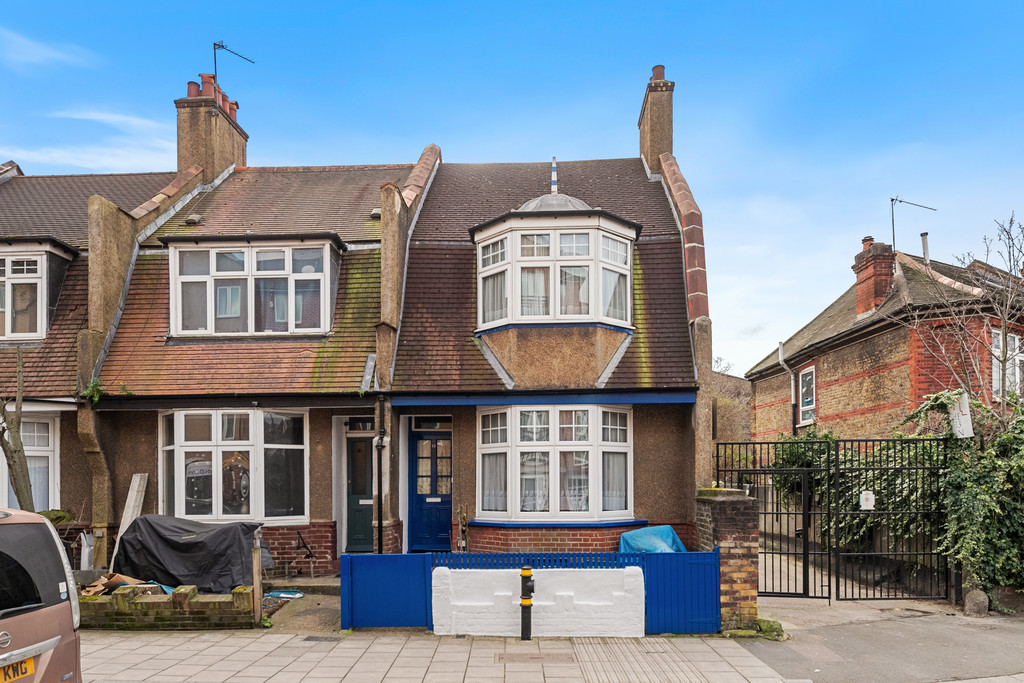 3 bed end of terrace house for sale in Whitburn Road, London - Property Image 1