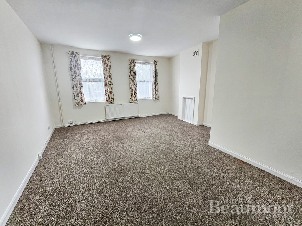 Huge split level flat. The accommodation is similar to a house with the bedrooms and bathroom being upstairs. The property has been decorated. A large, 2 bedroom with a separate kitchen. Centrally located in Lewisham High Street, but also around the corner from Ladywell. Superb transport being near two great stations and the DLR. Available now. 1060ft2 / 98m2.