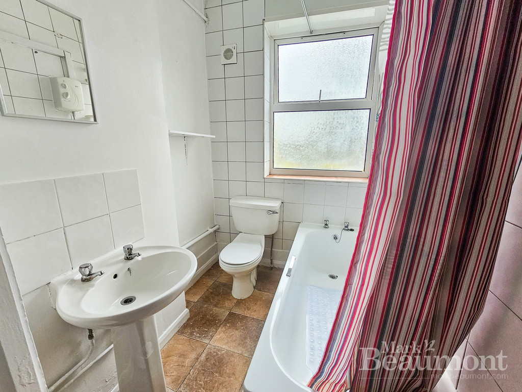 2 bed flat to rent in Lewisham High Street, London 4
