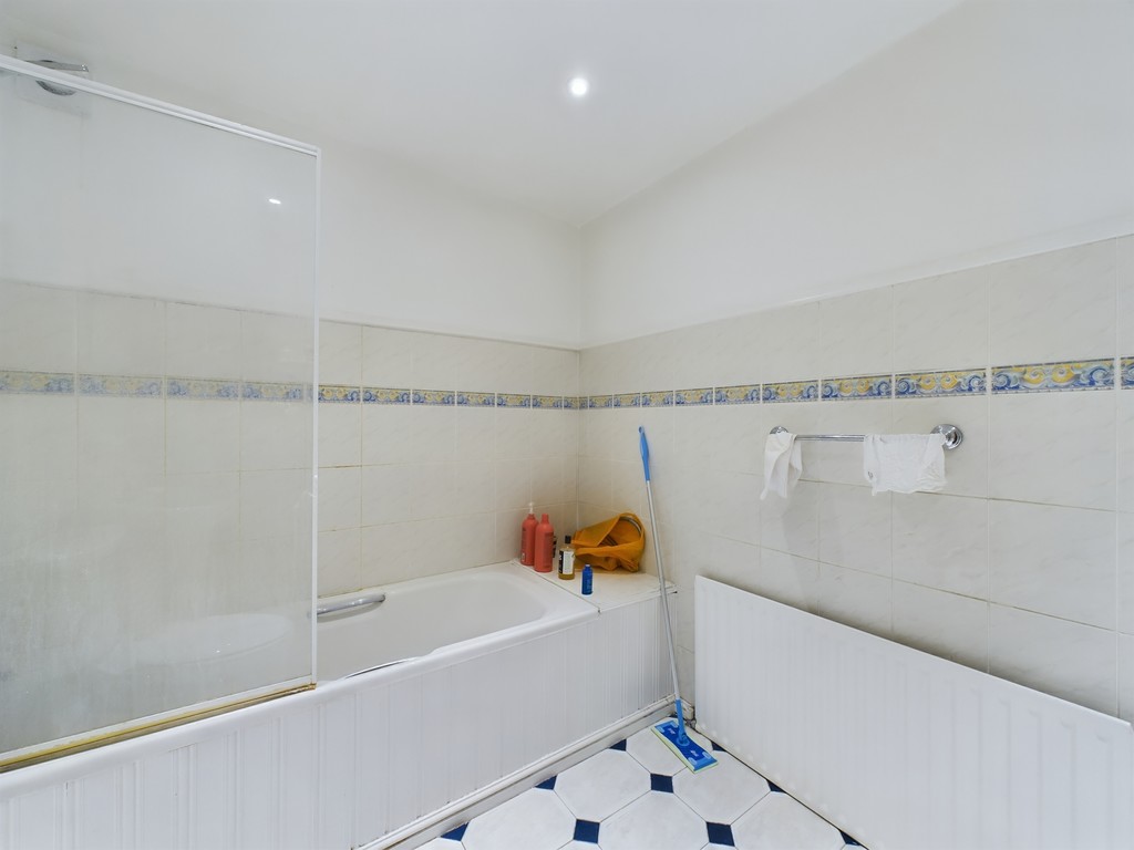 1 bed flat for sale in West Grove, London  - Property Image 15